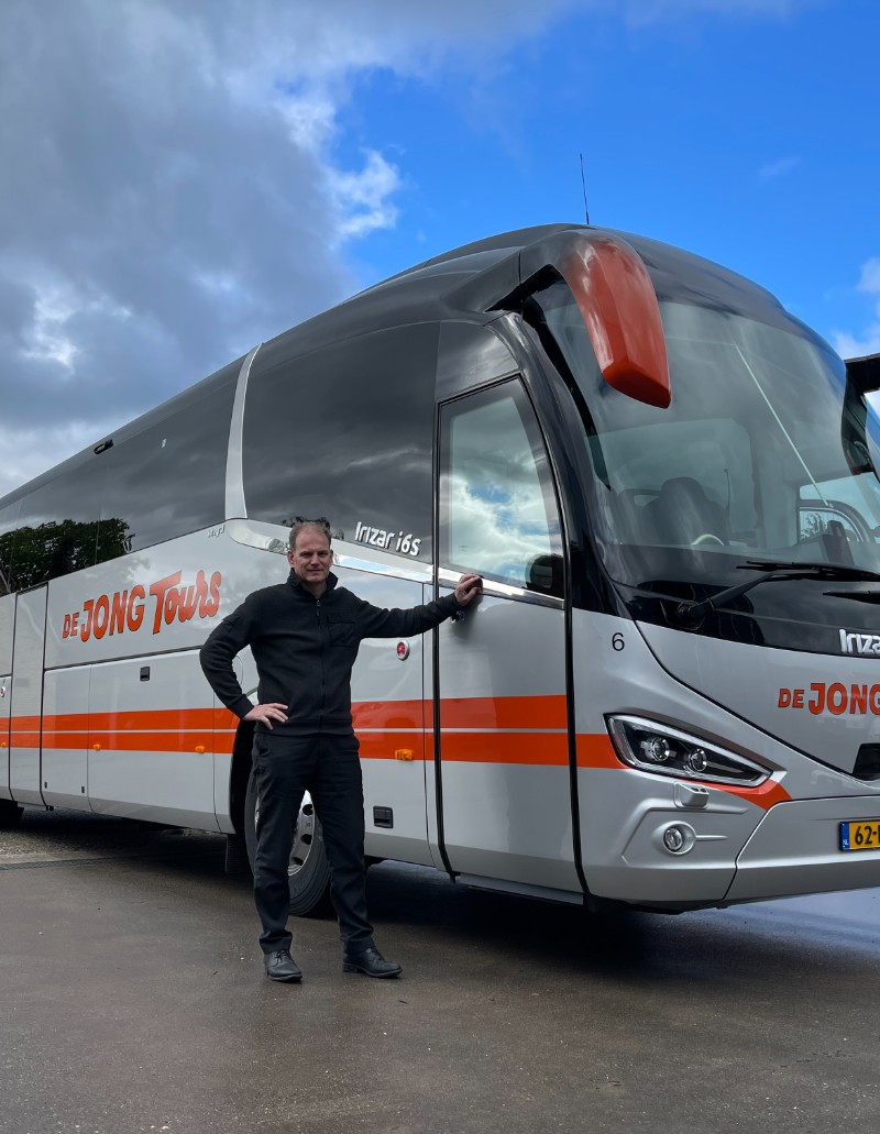 Autodealer en Touringcarbedrijf De Jong in Damwâld